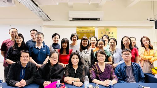与新加坡专博学员座谈.jpg